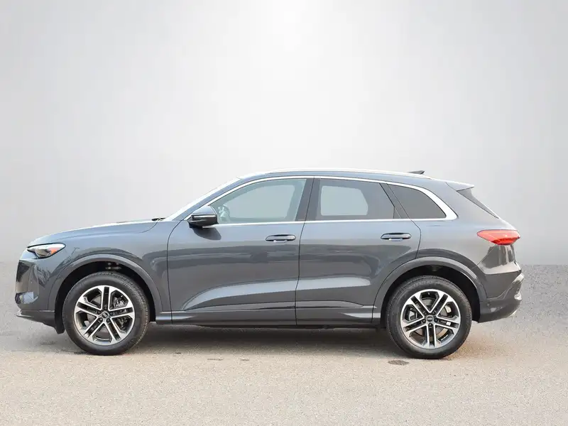 2025 Audi Q5 Progressiv, šedá, 6 116 km, dovoz Kanada — foto 3 z 12