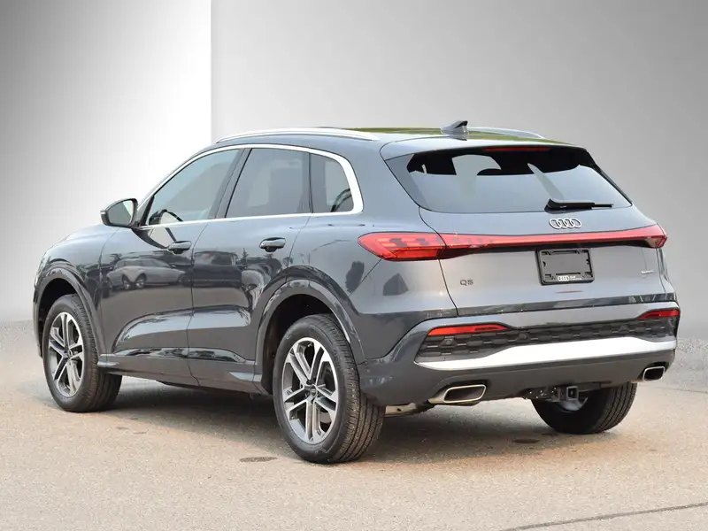 2025 Audi Q5 Progressiv, šedá, 6 116 km, dovoz Kanada — foto 4 z 12