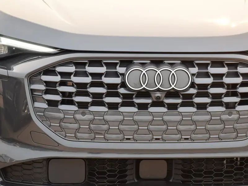 2025 Audi Q5 Progressiv, šedá, 6 116 km, dovoz Kanada — foto 6 z 12