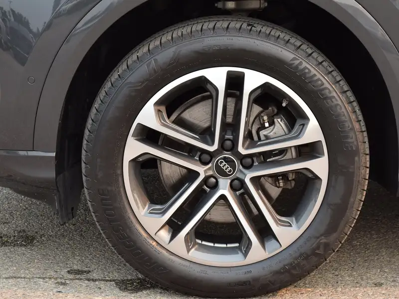 2025 Audi Q5 Progressiv, šedá, 6 116 km, dovoz Kanada — foto 8 z 12