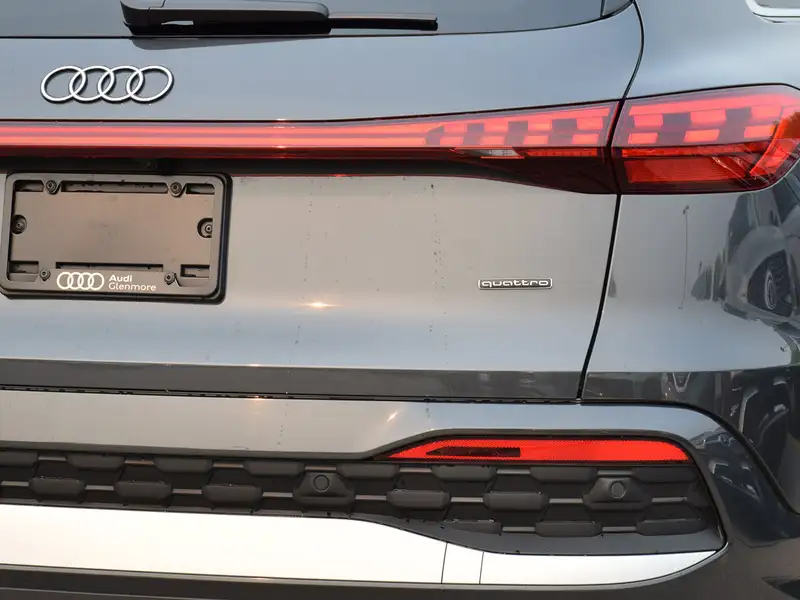 2025 Audi Q5 Progressiv, šedá, 6 116 km, dovoz Kanada — foto 9 z 12