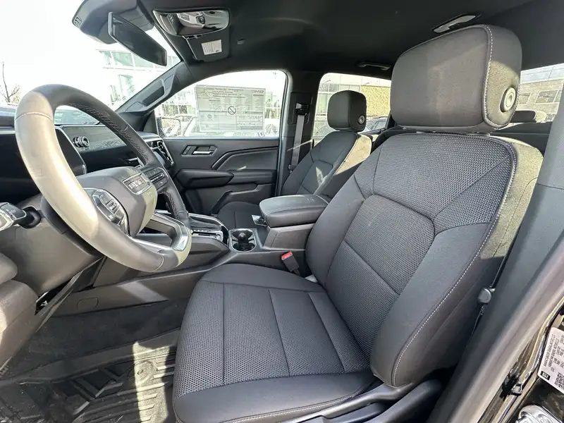 2026 GMC Canyon Elevation, černá, 4 km, dovoz Kanada — foto 10 z 12