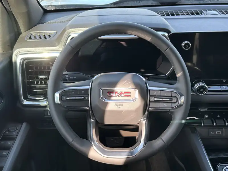 2026 GMC Canyon Elevation, černá, 4 km, dovoz Kanada — foto 11 z 12