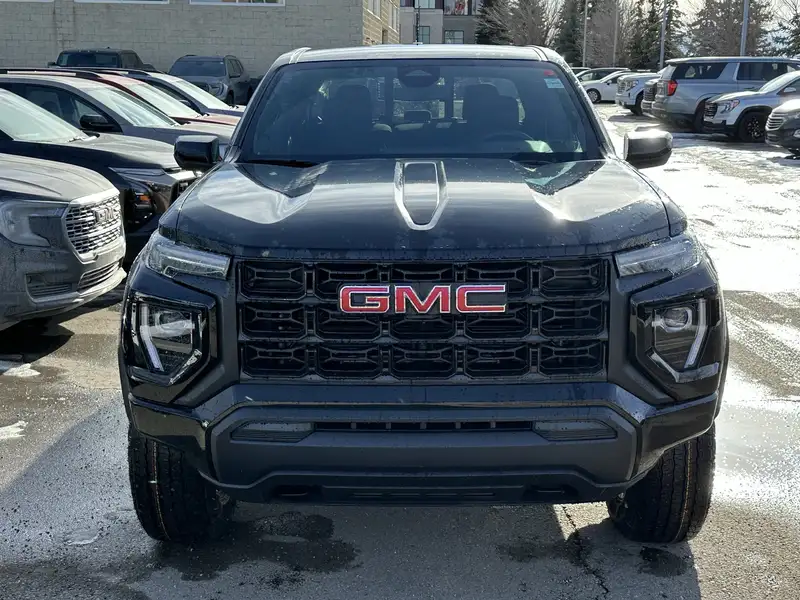 2026 GMC Canyon Elevation, černá, 4 km, dovoz Kanada — foto 2 z 12