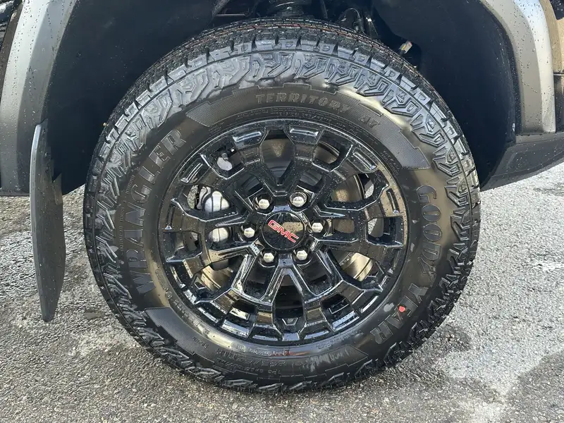 2026 GMC Canyon Elevation, černá, 4 km, dovoz Kanada — foto 6 z 12
