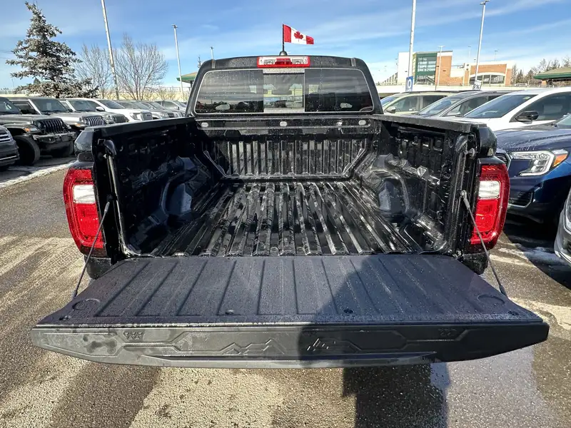 2026 GMC Canyon Elevation, černá, 4 km, dovoz Kanada — foto 8 z 12