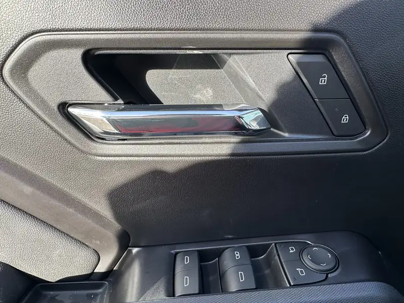 2026 GMC Canyon Elevation, černá, 4 km, dovoz Kanada — foto 9 z 12