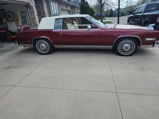 1985 Cadillac Eldorado, červená, 131 000 km, dovoz Kanada — foto 2 z 5