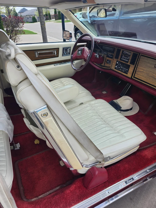 1985 Cadillac Eldorado, červená, 131 000 km, dovoz Kanada — foto 5 z 5