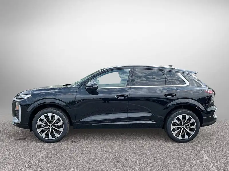 2026 Audi Q3 Technik, černá, 19 km, dovoz Kanada — foto 8 z 12