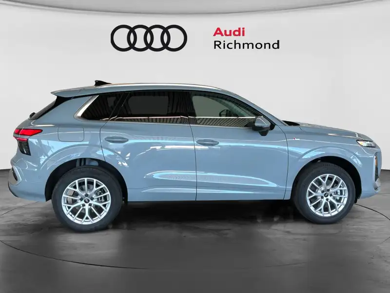 2026 Audi Q3 Progressiv, šedá, 1 995 km, dovoz Kanada — foto 4 z 12