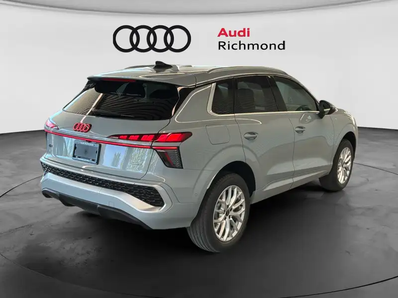 2026 Audi Q3 Progressiv, šedá, 1 995 km, dovoz Kanada — foto 5 z 12