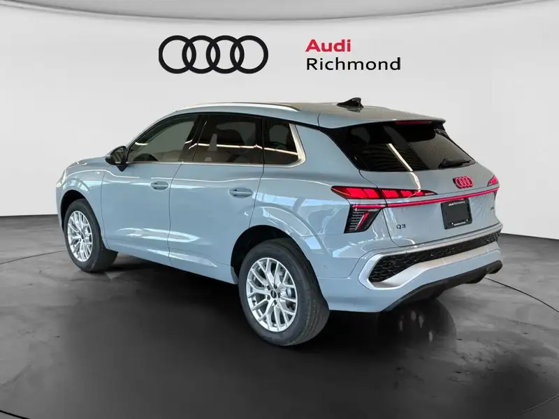 2026 Audi Q3 Progressiv, šedá, 1 995 km, dovoz Kanada — foto 7 z 12
