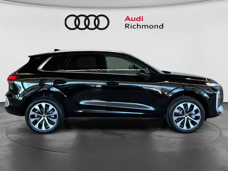 2026 Audi Q3 Technik, černá, 2 590 km, dovoz Kanada — foto 4 z 12