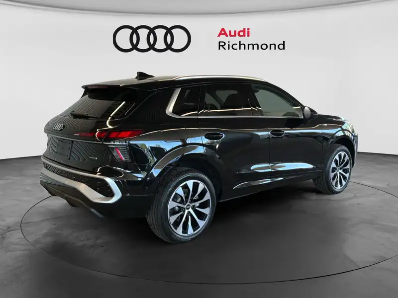 2026 Audi Q3 Technik, černá, 2 590 km, dovoz Kanada — foto 5 z 12