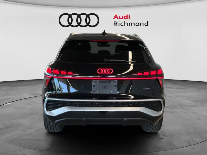2026 Audi Q3 Technik, černá, 2 590 km, dovoz Kanada — foto 6 z 12