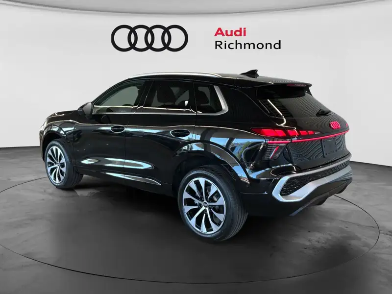 2026 Audi Q3 Technik, černá, 2 590 km, dovoz Kanada — foto 7 z 12