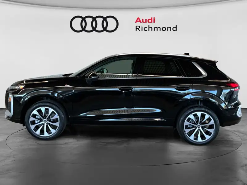 2026 Audi Q3 Technik, černá, 2 590 km, dovoz Kanada — foto 8 z 12