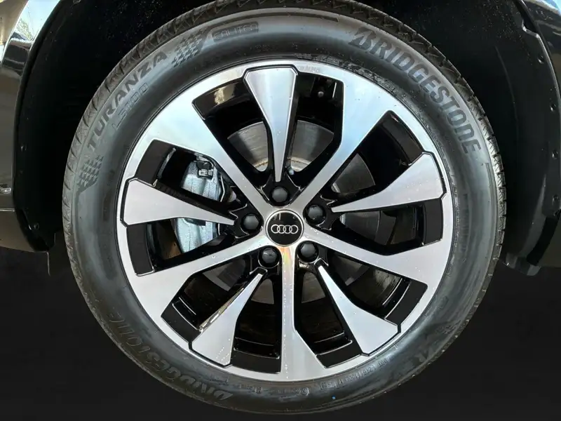 2026 Audi Q3 Technik, černá, 2 590 km, dovoz Kanada — foto 9 z 12
