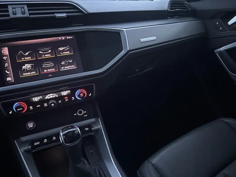 2020 Audi Q3 Progressiv, bílá, 130 500 km, dovoz Kanada — foto 2 z 11