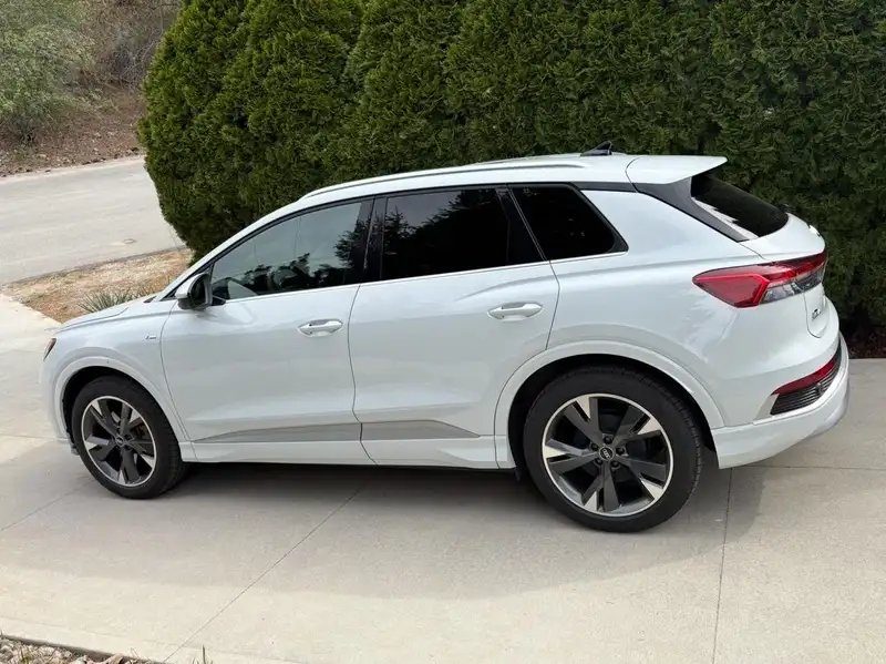 2022 Audi Q4 e-tron Technik, bílá, 75 000 km, dovoz Kanada — foto 3 z 8