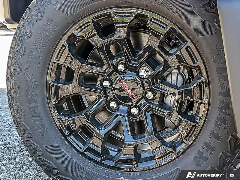 2026 GMC Canyon Elevation, šedá, 16 km, dovoz Kanada — foto 9 z 12