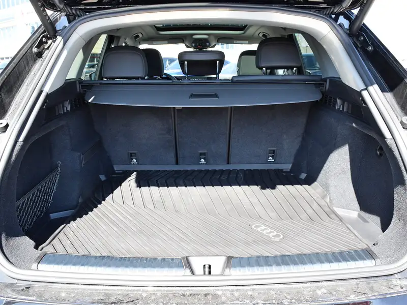 2025 Audi Q5, černá, 4 679 km, dovoz Kanada — foto 10 z 12