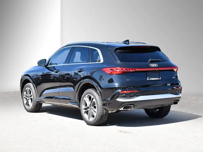 2025 Audi Q5, černá, 4 679 km, dovoz Kanada — foto 4 z 12