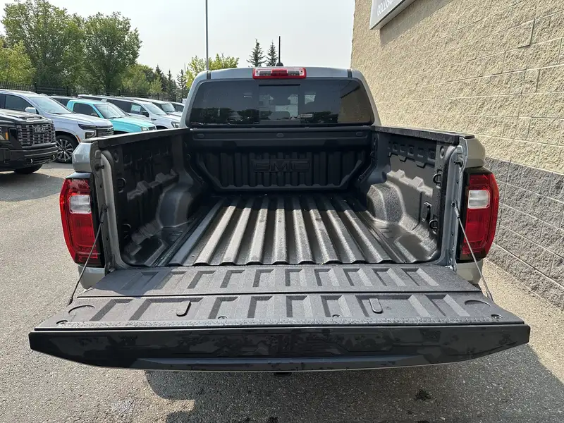 2025 GMC Canyon Elevation, černá, 29 645 km, dovoz Kanada — foto 8 z 12
