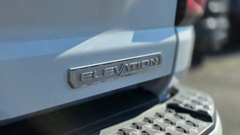2024 GMC Canyon Elevation, bílá, 56 228 km, dovoz Kanada — foto 11 z 12