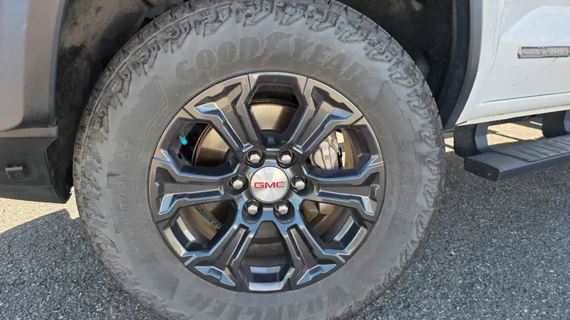 2024 GMC Canyon Elevation, bílá, 56 228 km, dovoz Kanada — foto 9 z 12