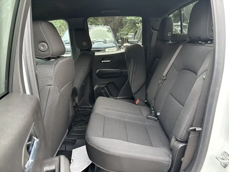 2026 GMC Canyon Elevation, bílá, 6 km, dovoz Kanada — foto 10 z 12