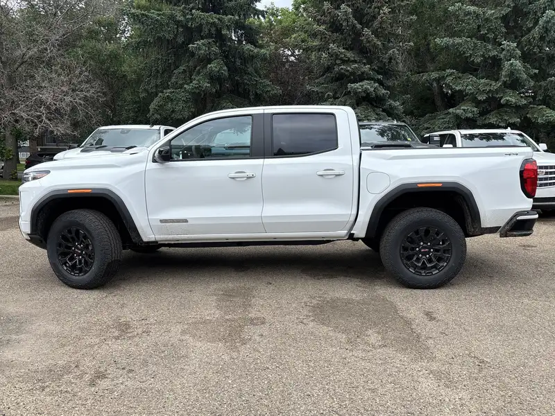 2026 GMC Canyon Elevation, bílá, 6 km, dovoz Kanada — foto 2 z 12