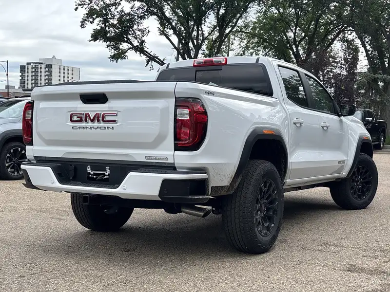 2026 GMC Canyon Elevation, bílá, 6 km, dovoz Kanada — foto 4 z 12