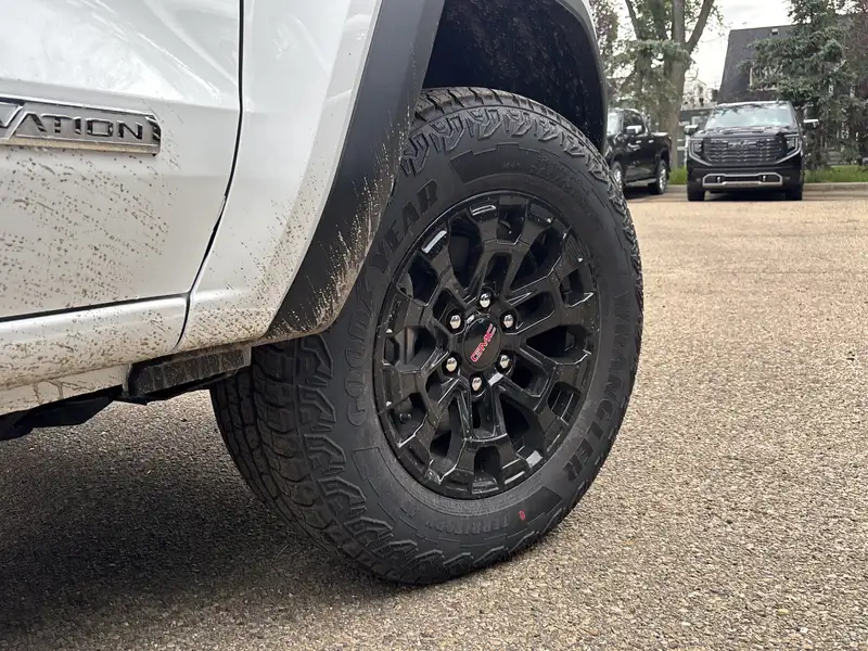 2026 GMC Canyon Elevation, bílá, 6 km, dovoz Kanada — foto 6 z 12