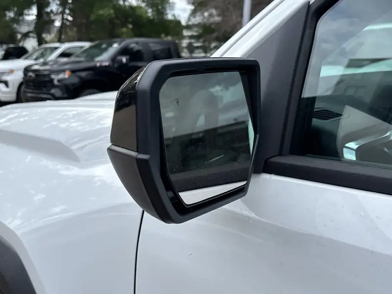 2026 GMC Canyon Elevation, bílá, 6 km, dovoz Kanada — foto 7 z 12