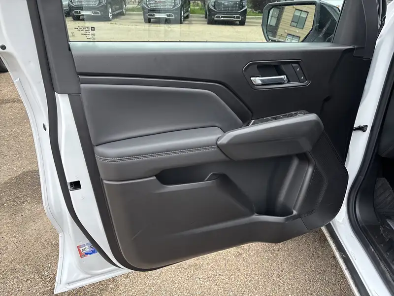 2026 GMC Canyon Elevation, bílá, 6 km, dovoz Kanada — foto 8 z 12