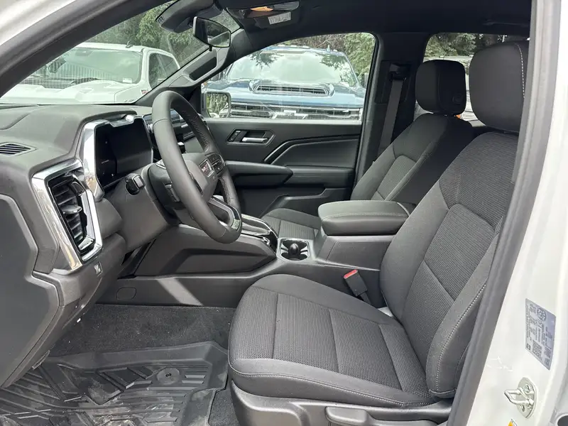 2026 GMC Canyon Elevation, bílá, 6 km, dovoz Kanada — foto 9 z 12