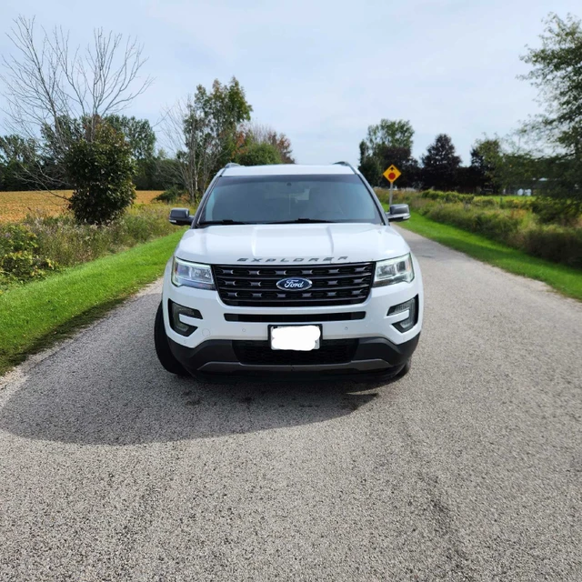 2017 Ford Explorer XLT, bílá, 226 800 km, dovoz Kanada — foto 2 z 5