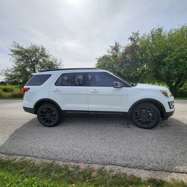 2017 Ford Explorer XLT, bílá, 226 800 km, dovoz Kanada — foto 3 z 5