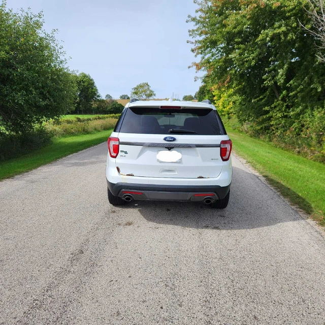2017 Ford Explorer XLT, bílá, 226 800 km, dovoz Kanada — foto 4 z 5