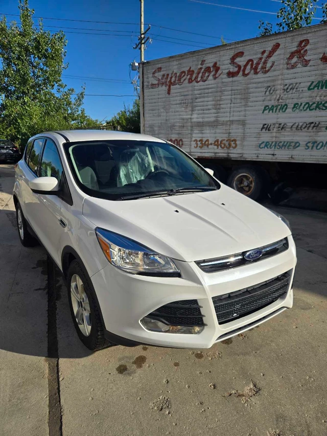 2014 Ford Escape, bílá, 128 000 km, dovoz Kanada — foto 1 z 5 2014 Ford Escape, bílá, 128 000 km, dovoz Kanada — foto 1 z 5