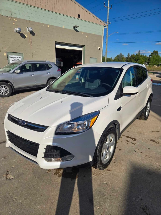 2014 Ford Escape, bílá, 128 000 km, dovoz Kanada — foto 2 z 5