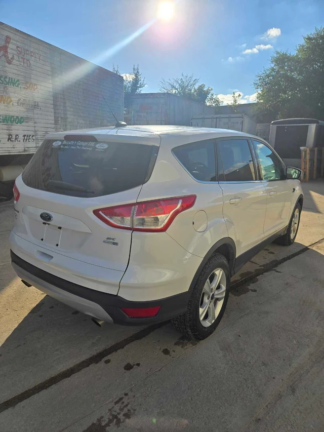 2014 Ford Escape, bílá, 128 000 km, dovoz Kanada — foto 3 z 5