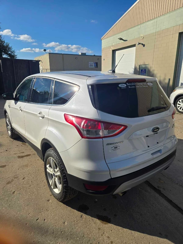 2014 Ford Escape, bílá, 128 000 km, dovoz Kanada — foto 4 z 5