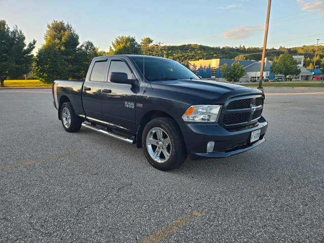 2017 RAM 1500 Express, modrá, 66 000 km, dovoz Kanada — foto 2 z 5