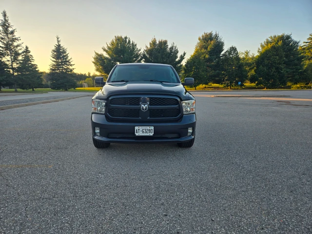 2017 RAM 1500 Express, modrá, 66 000 km, dovoz Kanada — foto 3 z 5