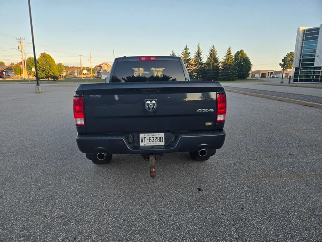 2017 RAM 1500 Express, modrá, 66 000 km, dovoz Kanada — foto 4 z 5
