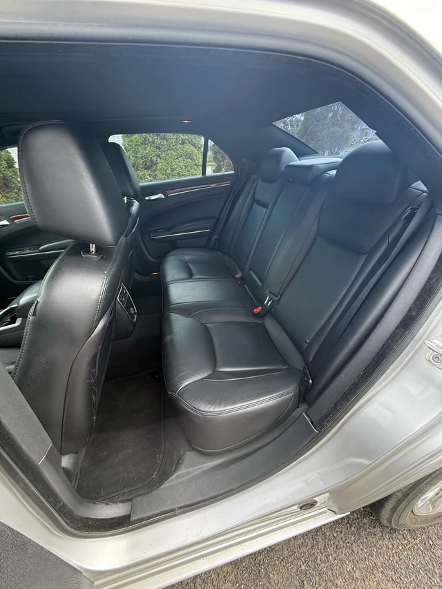 2012 Chrysler 300, 178 000 km, dovoz Kanada — foto 2 z 5