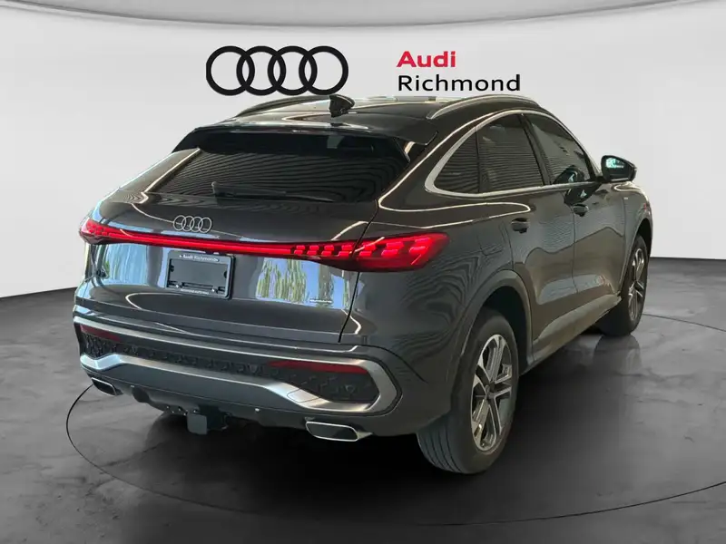 2026 Audi Q5 Progressiv, šedá, 90 km, dovoz Kanada — foto 5 z 12